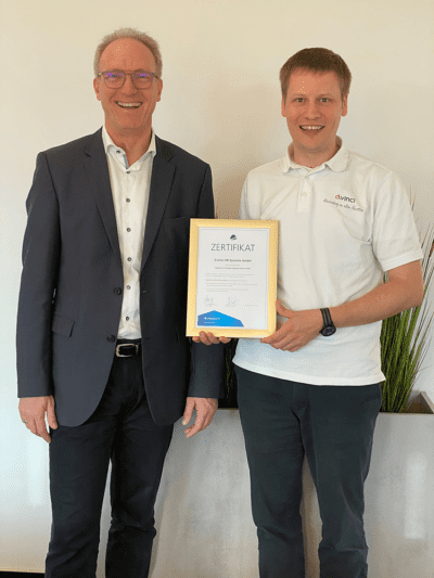 Foto der Entgegennahme der Urkunde StepStone Certified Solution Partner in den Bereichen Bewerbermanagement, Employer Branding und Onboarding