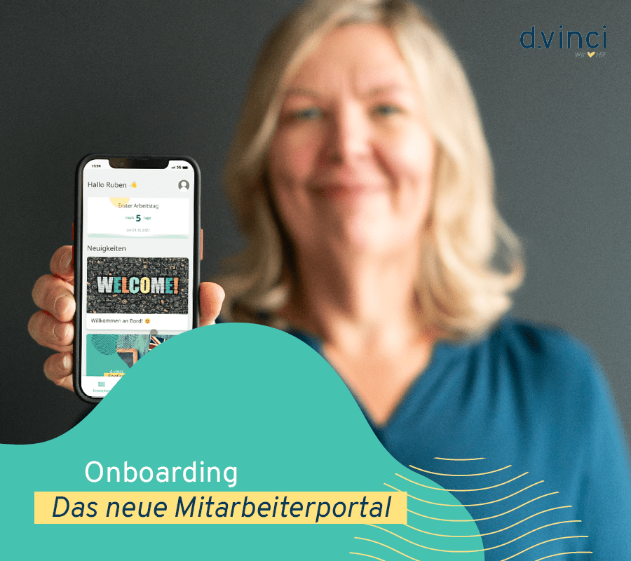 Frau zeigt das neue d.vinci Mitarbeiterportal auf dem Smartphone, welches von der d.vinci Mitarbeiterin Andrea gehalten wird.