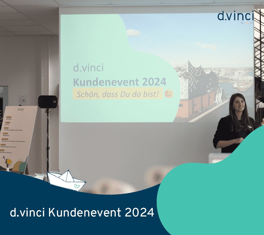 Ein Foto zeigt eine Leinwand auf dem d.vinci Kundenevent und die d.vinci Mitarbeiterin Jule. Das Bild ist geschmückt durch eine türkise und eine blaue Welle und ein kleines Schiff-Icon.