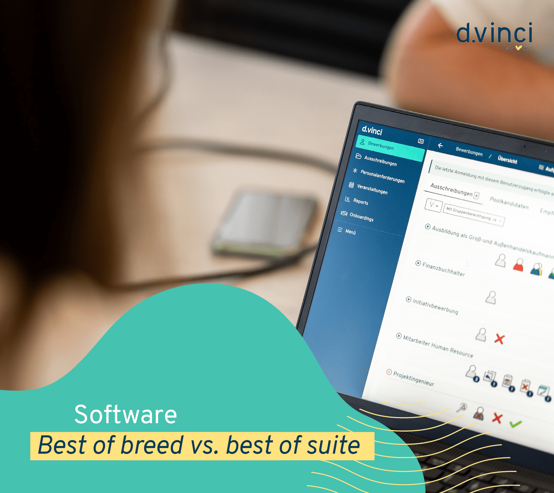 Ein Foto zeigt das d.vinci Bewerbermanagement auf einem Laptop. Das Bild ist geschmückt durch eine türkise Welle und dem Titel des Blogartikels.