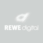 Eine Grafik zeigt das Logo des Unternehmens REWE digital.